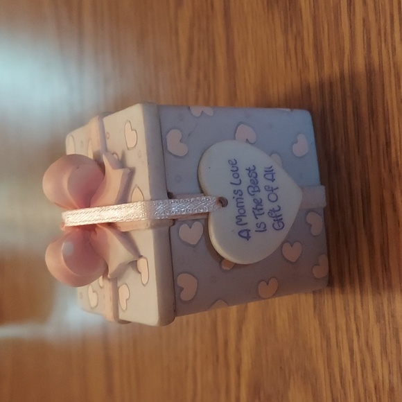 Precious Moments porcelain box w/girl, bow and heart - Picture 2 of 10